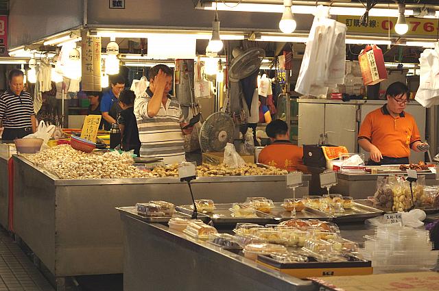 おかずを売るお店などいろいろあります