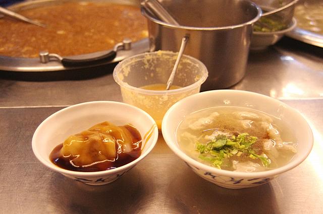 蒸し「肉圓」一つ10元（オーダーは二つから）と魚羹30元