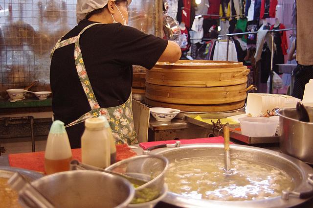 奥で「肉圓」を蒸しています。みたらし団子のような味でおいしい～