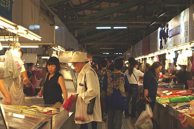 細い通りが通れなくなる位混み合うことも！