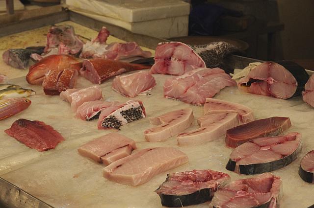 いろいろなお魚が売られています