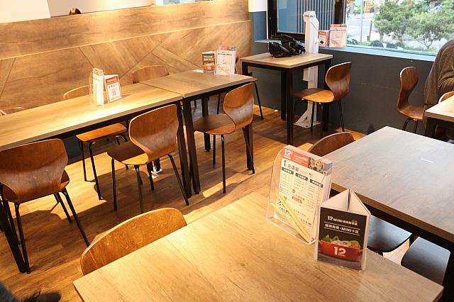 明るく木目調が優しい雰囲気の店内