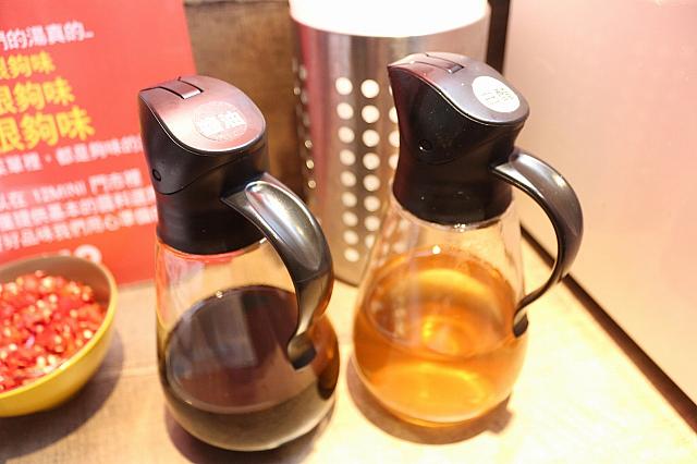 ソース不要の鍋なので、どうしても味が薄く感じる人だけお好みで醤油とお酢をどうぞ。
