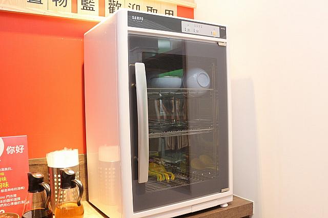 箸やスプーンもセルフで取りに行きます。