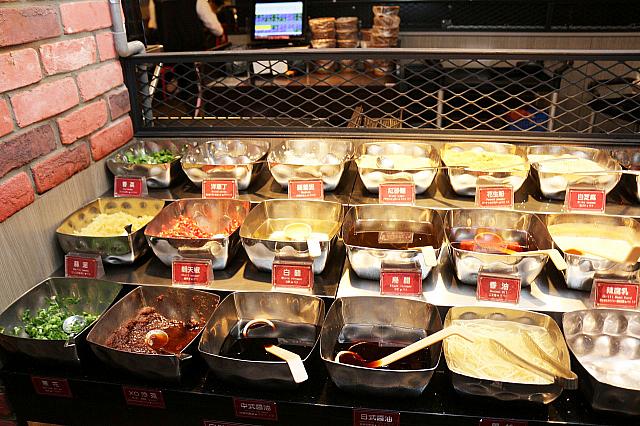 20種類もあるつけダレ。お好みでどうぞ！
