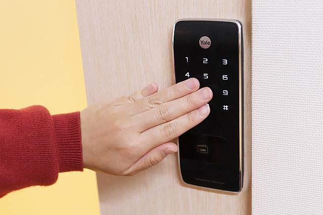 タッチ式の暗証番号。光る盤面がハイテク！