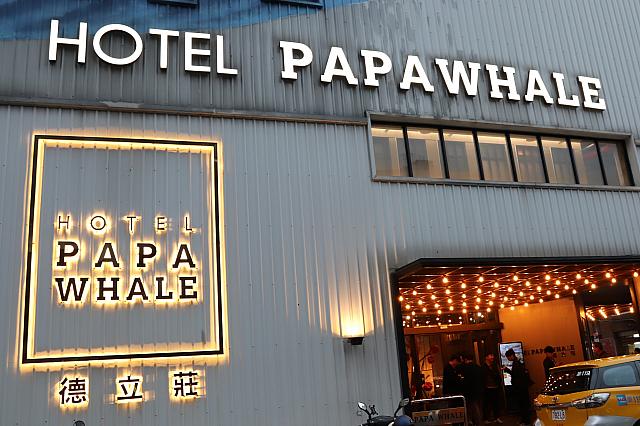 ホテルの1階にお店があります
