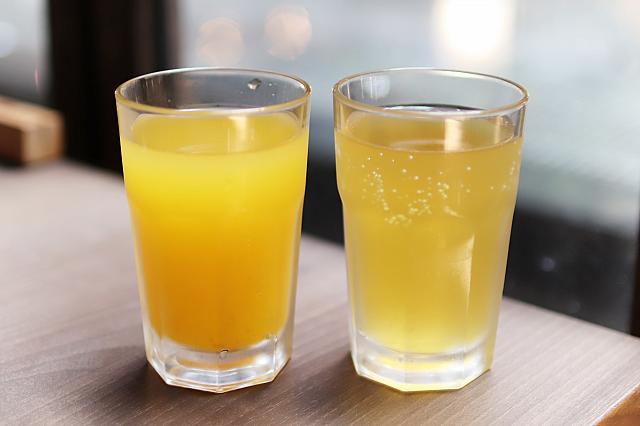 ドリンクは無糖緑茶と定期的にフレーバーが変わるジュースが飲み放題です。この日はマンゴージュース。ちょっとだけ果肉も入っていました