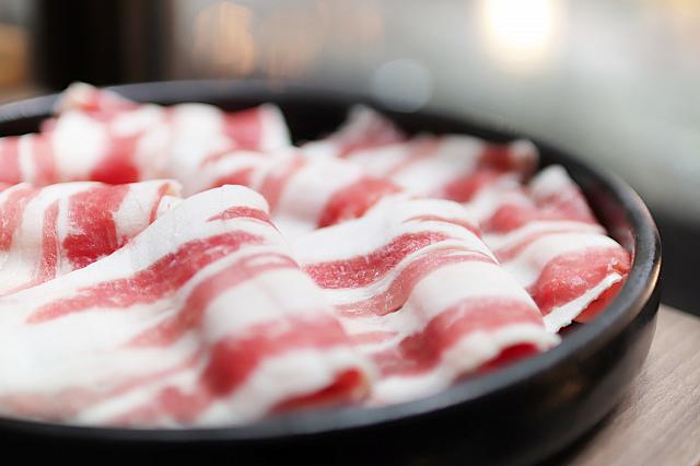 霜降り牛肉。牛肉はオーストラリアまたはニュージーランド産を使用。牛肉の味はしっかり、それでいて癖がなくさっぱりした味です