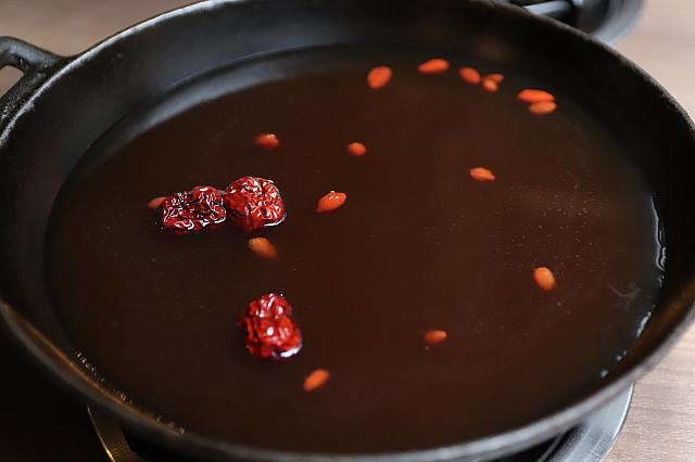 たくさんの漢方が入れられた独自開発の薬膳スープ。深みのある味で食欲をかきたてます