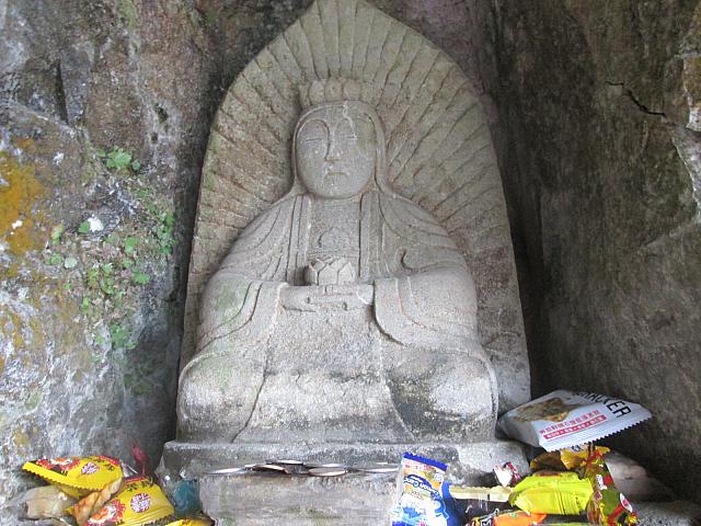 トンネル入り口にある仏様
