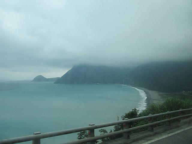 東海岸の風景　切り立った海岸線とエメラルドブルーの海の色が美しい