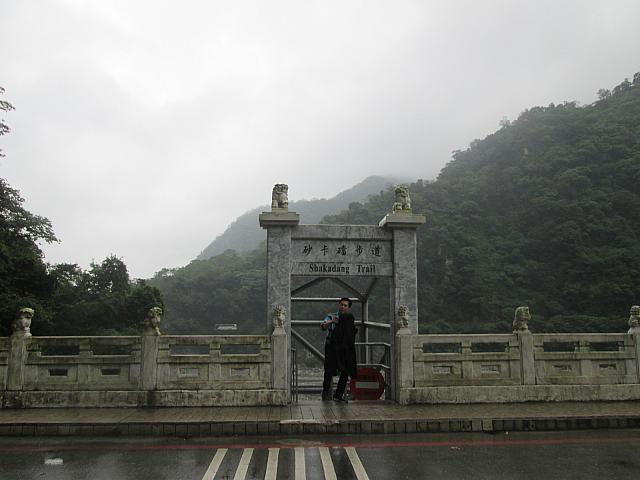 橋の両側に鉄製の階段がついています