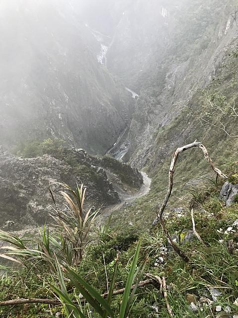 はるか下に渓谷が見えます