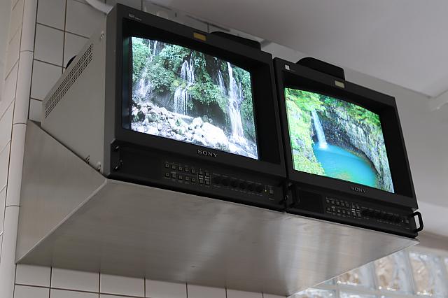 使い込まれた感じを出しているこのテレビモニターもアート作品！美しい景色の映像を流しているそう(笑)