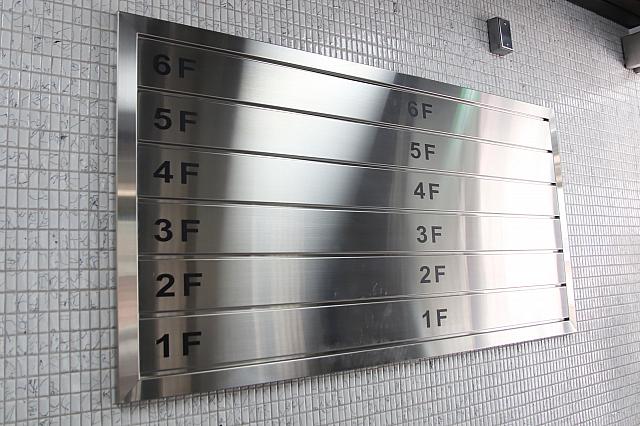 なんとこちらはビル風に見せるためにわざわざ取り付けたもの