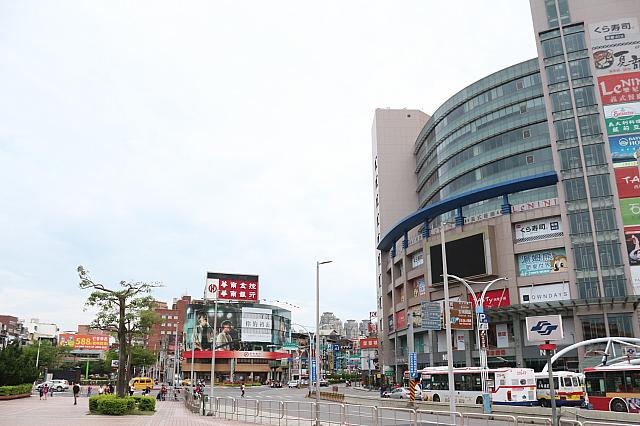 駅前。この写真の左側を直進すると老街。左にさらに進むと河岸に行けます
