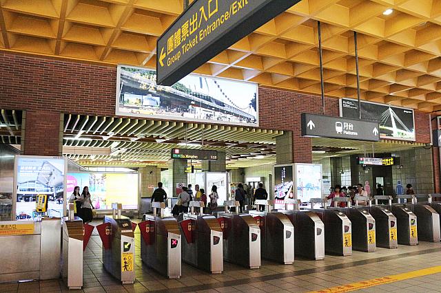 出口1を出て左側(写真では右側)に進んでください