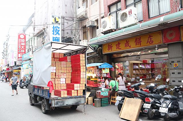 毎日大量のお菓子が地方へ配送されます