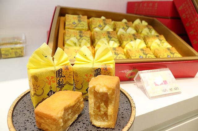 パイナップルケーキは可愛らしい個包装でばら撒きに便利