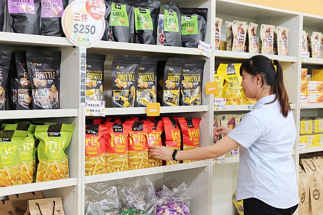 スタッフは商品補充に大忙し！飛ぶように売れていました