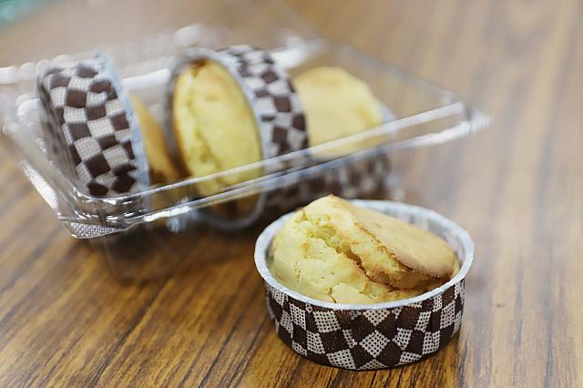 ひとり4つ作るのですが、プラスチックのパックに入るのは3つ。残りの1つはその場で食べる分！笑