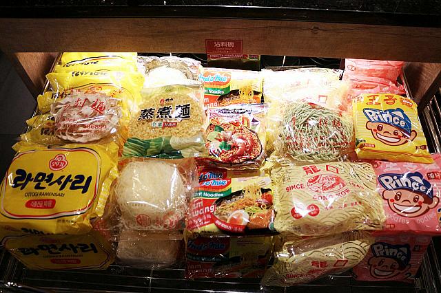 鍋のシメに麺！ならこちらをどうぞ。定番の王子麺以外にも各国の乾麺がよりどりみどり～♪