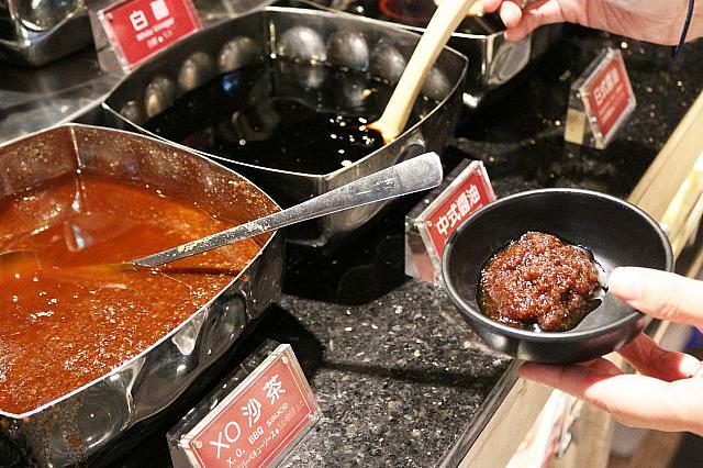 中華テイストのパクチーやピーナッツパウダー、沙茶醤から