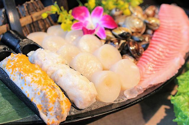 (左から)ハンドメイドつみれエビ＆イカ、ホタテ、台湾・東石産ハマグリ、東港産タイ