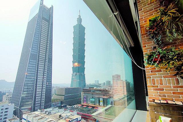 台北101ビューの席は2シートが基本。予約は1か月前～店舗に直接ご確認を！