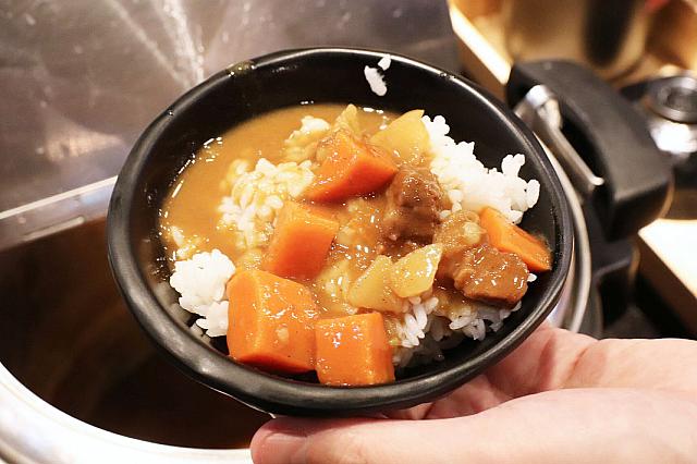 アメリカンビーフまたはオージービーフを使用したカレーライスは日替わりでどちらか1つが登場。オージービーフはここだけの味！