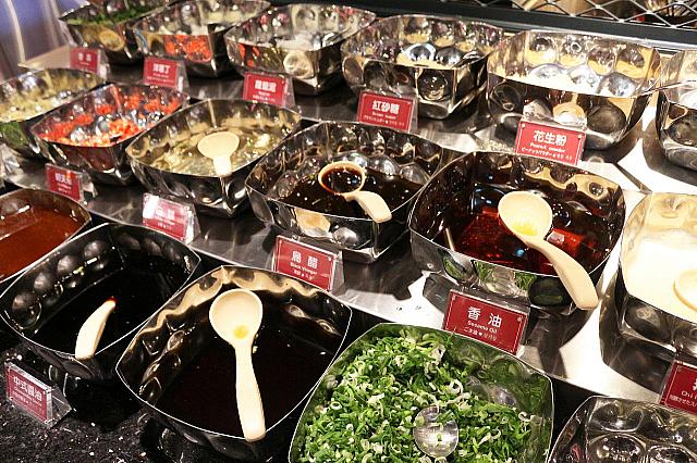 ズラリと並ぶタレ用薬味類！