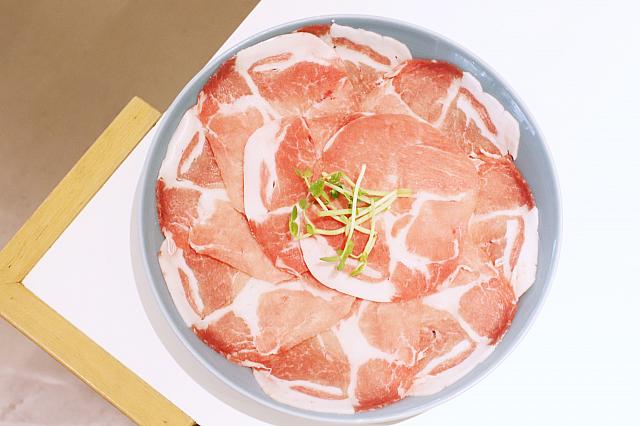 03蓮貞牧場豚梅花(セット480元、単品200元)<br>花東縦谷で自然環境にこだわり、野菜や果物を飼料に飼育された豚肩ロースは風味豊か！