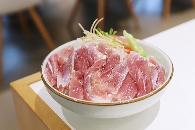 06究好豬手切腱子心(セット420元、単品170元)<br>手作業でカットされた豚スジ肉は、さっと煮込めば、柔らかさの中にぷりぷりの歯ごたえが