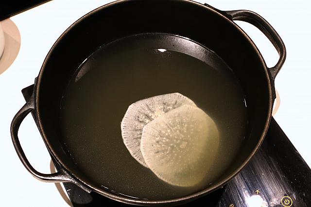キャベツ、ニンジン、ダイコン、リンゴなどさまざまな野菜や果物をコトコトと煮込んだベジタブルスープ　　