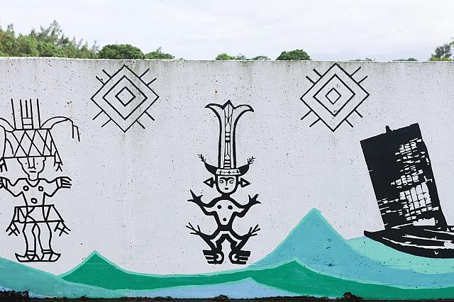 奇立板の儀式が行なわれる祭台に描かれたイラスト