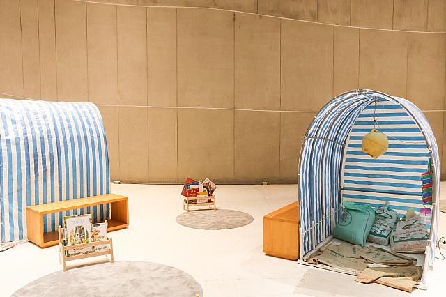 ウナギの稚魚を捕獲する人々が休んだ小屋を再現