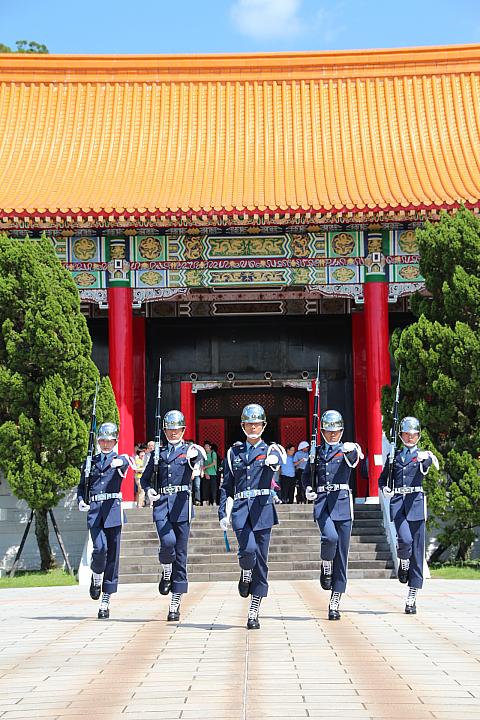 衛兵の交代式にくぎ付け！