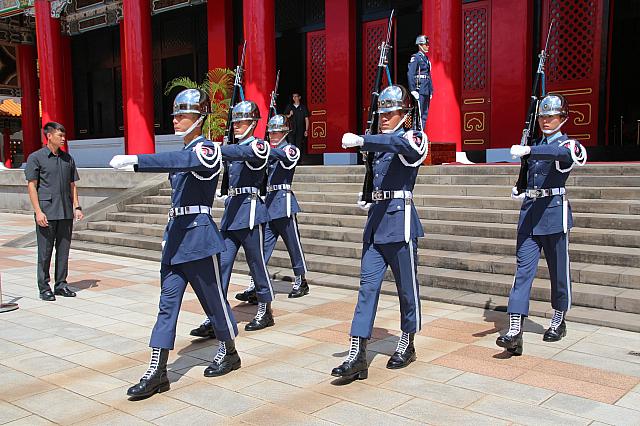 交代式に挑む衛兵さんの表情は真剣そのもの！