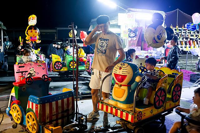 キッズ用乗り物屋台は広いスペースがある地方夜市ならでは。