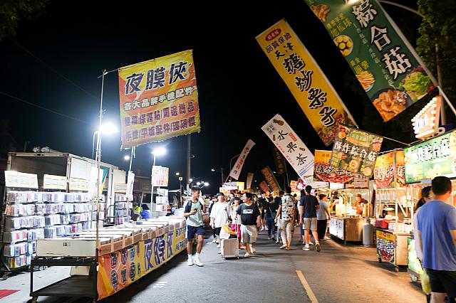 週に2回、道路を封鎖して夜市に