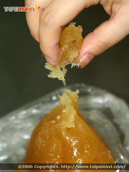 冬瓜餡は甘くてつ
ややかな色、すご
くネバネバします。