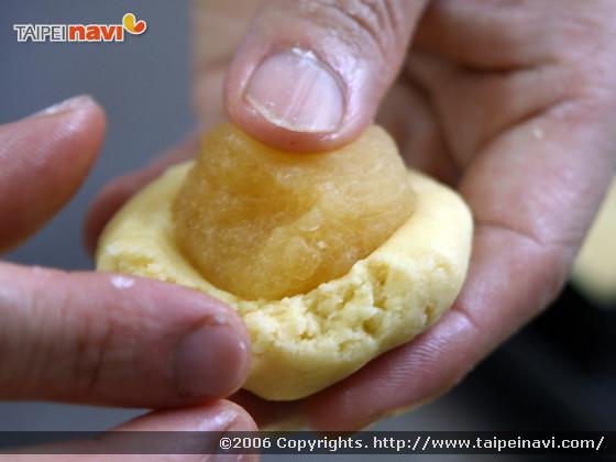 餡を入れます（実は餡は既に切り分け済み。楽チン）