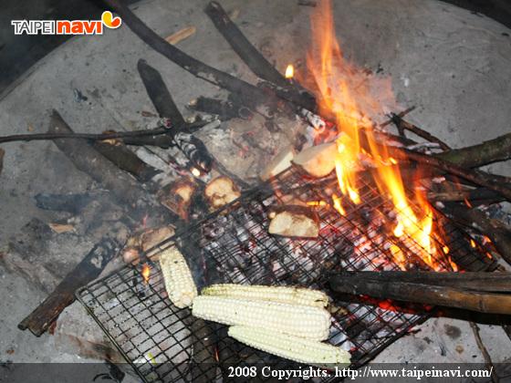BBQもしています。明日のお供え物を焼いているのです。焼き終わると…