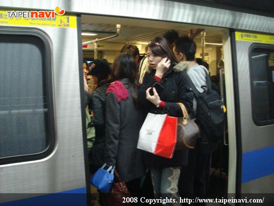 ここは台北駅。まだ余裕がありましたが、一駅超すごとにすごい人に。。