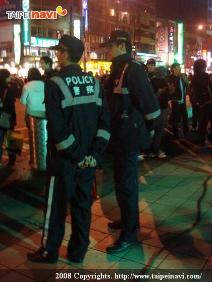 外では警察も待機。