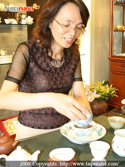 吴さんがお茶を入れてくれました。