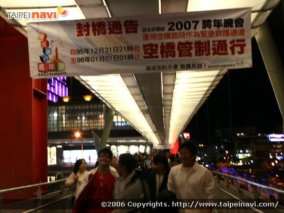 2Fの遊歩道で三越のA8、A9館を歩きましたが、
一時閉鎖される、とのこと。