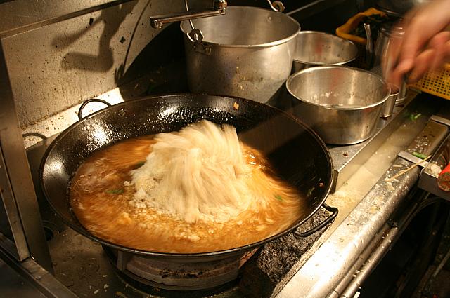 スープの中でご飯を炒め煮していきます。