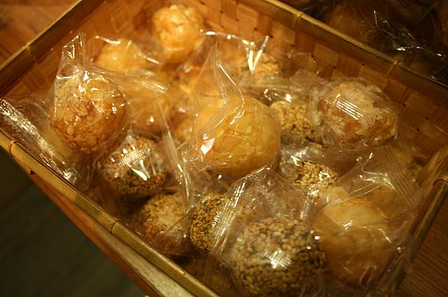 コロンコロンの丸いお菓子。→